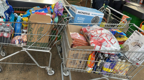 Prejuízo chega a R$ 10 mil; funcionária facilitava saída de carnes, eletrodomésticos e ovos de Páscoa em rede atacadista