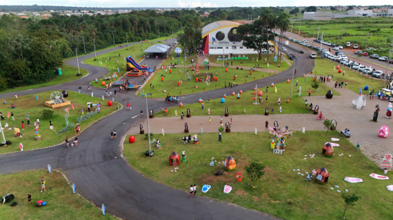 O local já está recebendo a decoração temática e estará aberto para o público durante toda a semana que antecede a Páscoa.