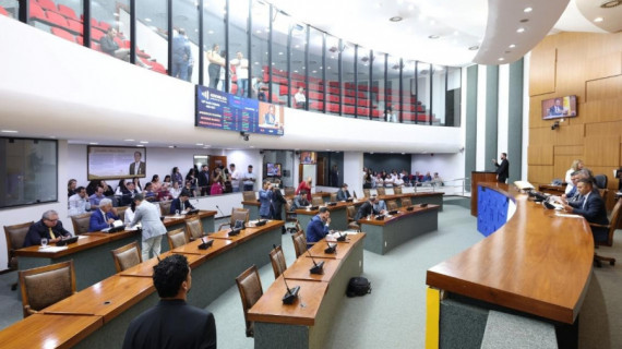 Plenário da Assembleia Legislativa do Tocantins durante aprovação do projeto que proíbe protesto de contas de serviços essenciais