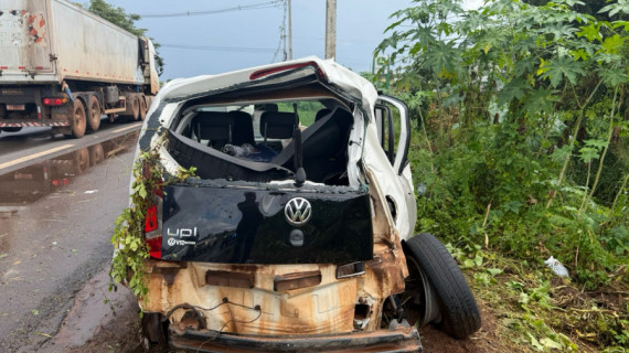 Acidente ocorreu na BR-153, em Araguaína, após veículo rodar na pista molhada; vítima foi socorrida em estado grave pelo SAMU