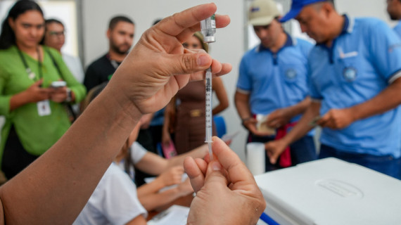 Os adolescentes devem estar acompanhados dos pais ou responsáveis e para receber a dose, basta apresentar a carteira de vacinação e CPF.
