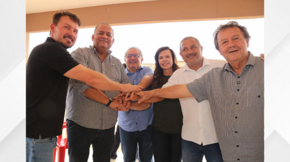 Senadora Professora Dorinha durante visita a Campos Lindos, acompanhada do senador Eduardo Gomes e do prefeito Romeu Kalugin 