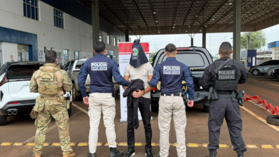 Suspeito foi entregue na fronteira do Brasil com Paraguai 