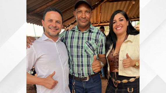 Pré-candidato a deputado estadual Ho-che-min durante a Cavalgada de Angico, ao lado de moradores e lideranças locai