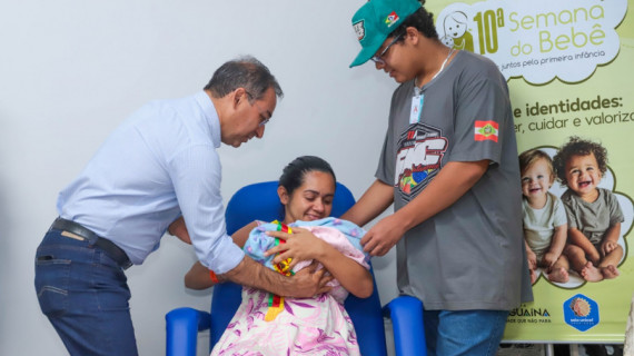 Prefeito Wagner Rodrigues entrega faixa de Bebê Prefeita 2026 a Alice Maria Carvalho, nascida na terça-feira (19) 