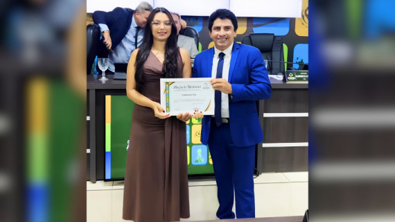 Neurocientista Karen Batista durante sessão na Câmara de Araguaína, onde recebeu Moção de Aplauso