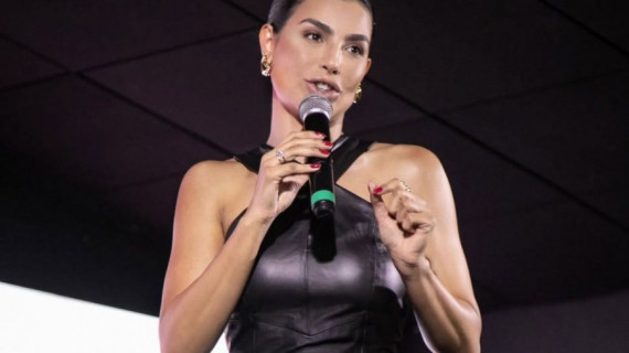 Comunicadora e escritora Cintia Chagas