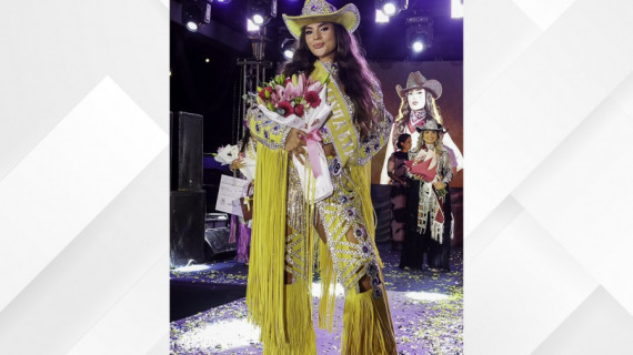 Sophia Araújo, Rainha Expoara 2026, durante coroação no palco do Camarote Texas