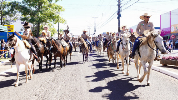 Desfile de 41 comitivas percorreu as ruas de Araguaína em celebração à tradição sertaneja e ao agronegócio regional