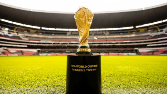 Estádio Azteca, que abre o Mundial 2026, com a taça da Copa do Mundo