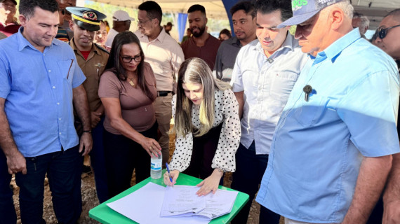  Representando o secretário de Estado da Saúde, Carlos Felinto, a chefe de gabinete da SES-TO, Débora Okabaiashi, participou da assinatura da ordem de serviço para a construção do Hospital da Mulher e Maternidade de Araguatins.