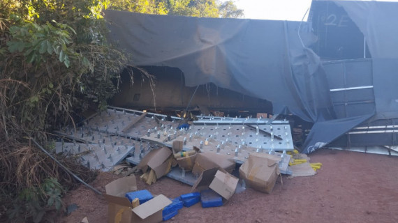 Tabletes de drogas foram encontrados em meio à carga de um caminhão que tombou na BR-010.