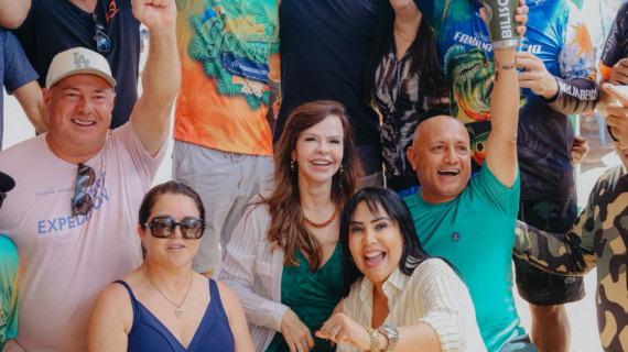 Senadora Professora Dorinha visitou a Praia da Gaivota, em Araguacema, ao lado do prefeito Marquinho e de lideranças locais durante a temporada de praia.