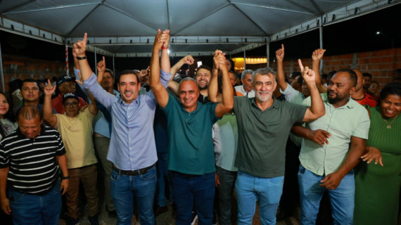 Prefeito Levi Teixeira anunciou apoio à pré-candidatura de Vicentinho Júnior durante encontro político em Santa Rosa do Tocantins.