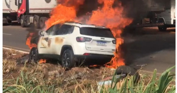 Carro consumido pelo fogo em Água Doce