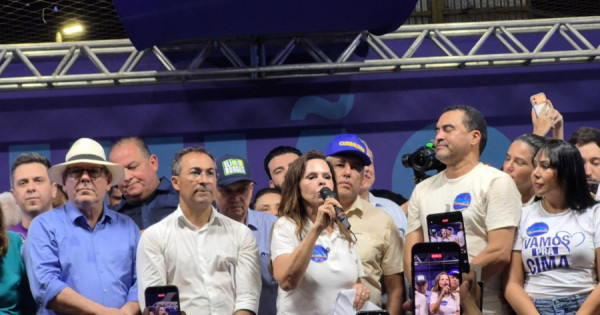 "Daqui para frente, ela é nossa pré-candidata ao Governo", diz Wagner ao apresentar Dorinha em encontro com 12 mil pessoas