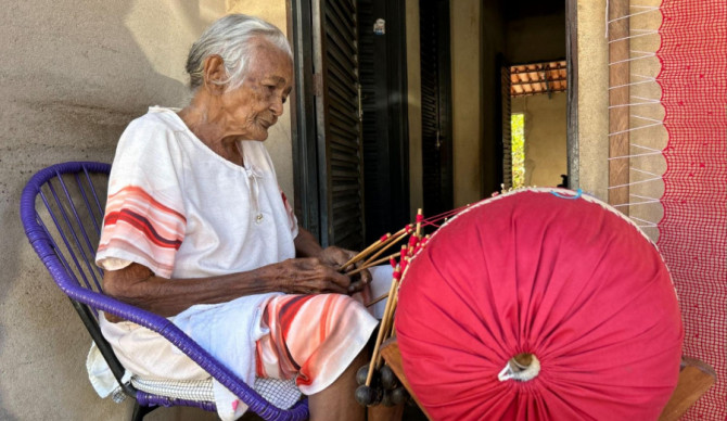 Dona Regina de 102 anos desenvolve bordado de labirinto