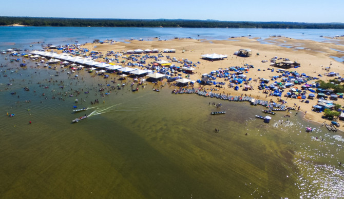 Turistas e moradores lotam as praias do Tocantins para aproveitar os shows e atividades promovidos durante a Temporada de Praia 2025
