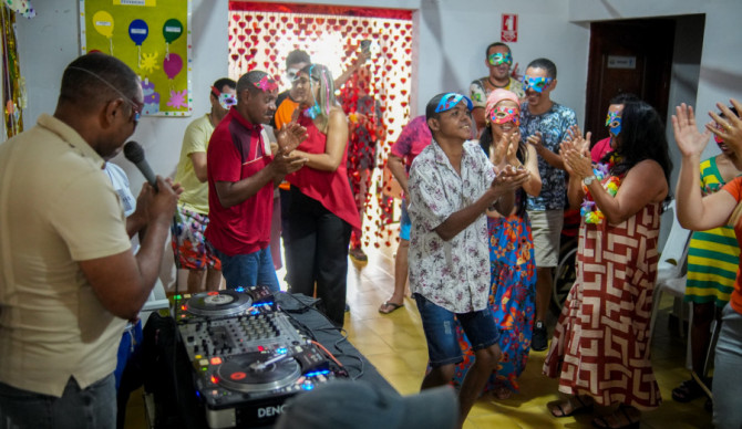 Usuários participaram de momentos de convivência, música e interação, reforçando o papel do Centro-Dia na promoção da inclusão e autonomia.