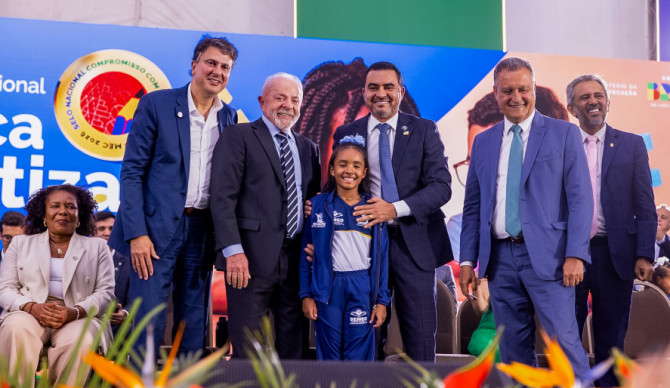 Aluna Maria Angellyna, ao lado do governador Wanderlei Barbosa, do presidente Luiz Inácio Lula da Silva e do ministro Camilo Santana, representando o protagonismo das crianças tocantinenses -