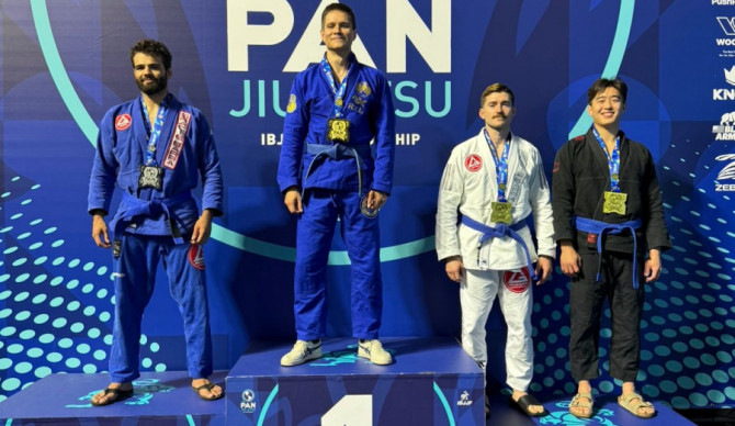 Guilherme Molina durante premiação do Pan IBJJF Jiu-Jitsu Championship 2026, nos Estados Unidos