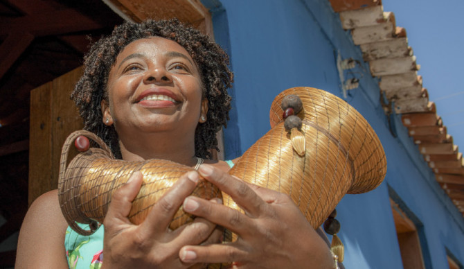 Artesã Maria das Neves, retratada na foto.