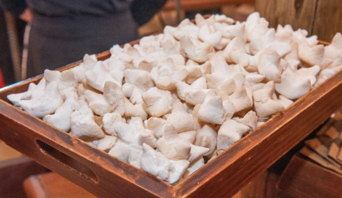 Biscoito Amor Perfeito, produzido artesanalmente em Natividade (TO), foi destaque no Guia Michelin 2026 ao integrar prato do chef Nello Cassese 