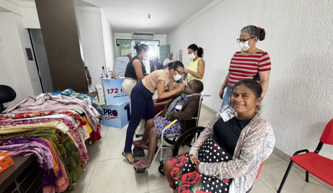 Voluntárias realizam maquiagem e penteado em pacientes durante ação na Fundação Pró-Rim, em Palmas 