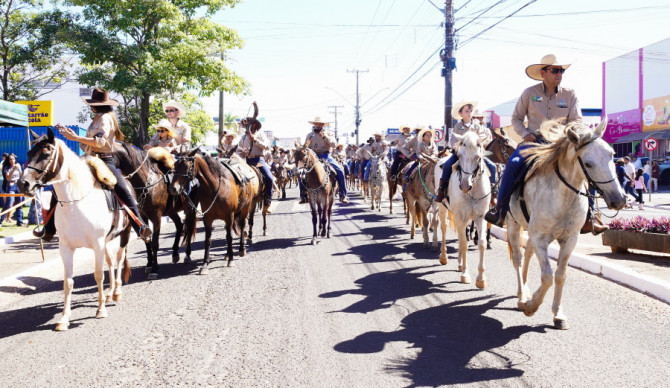Desfile de 41 comitivas percorreu as ruas de Araguaína em celebração à tradição sertaneja e ao agronegócio regional