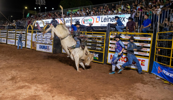 Arena da Expoara 2026 recebe competidores de diversas regiões do país em etapa da Liga Nacional de Rodeio 