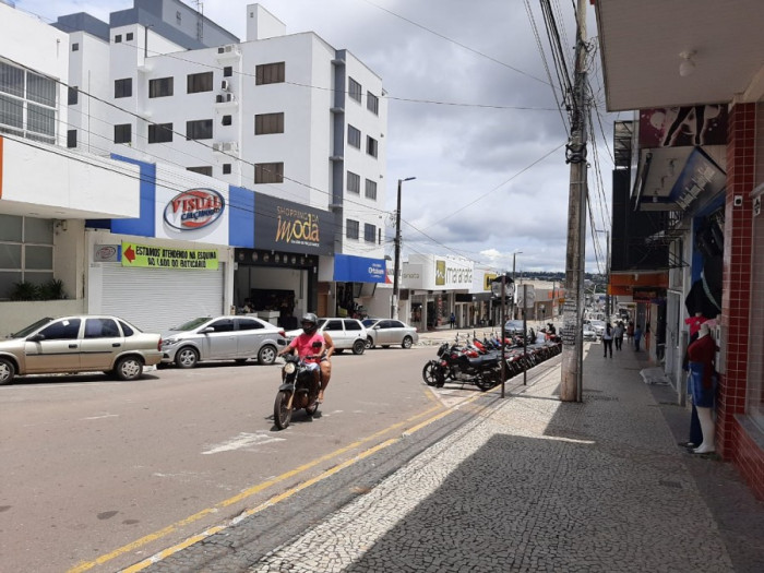 Pouco movimento na principal avenida comercial de Araguaína. 