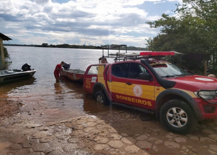 Bombeiros realizam buscas no Rio Araguaia.