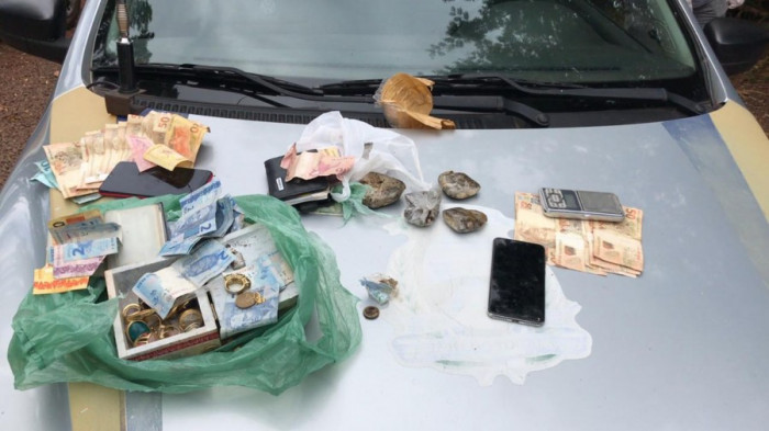 Dinheiro e droga apreendidos no carro do suspeito. Foto: AN