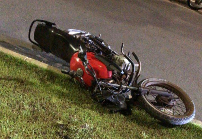 A suspeita é que ele tenha perdido o controle da moto. 