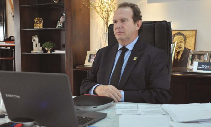 Governador durante entrevista, via internet, anunciando o envio de 10 respiradores