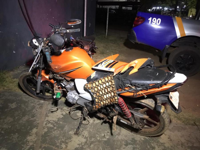 Motocicleta furtada foi recuperada pela polícia.