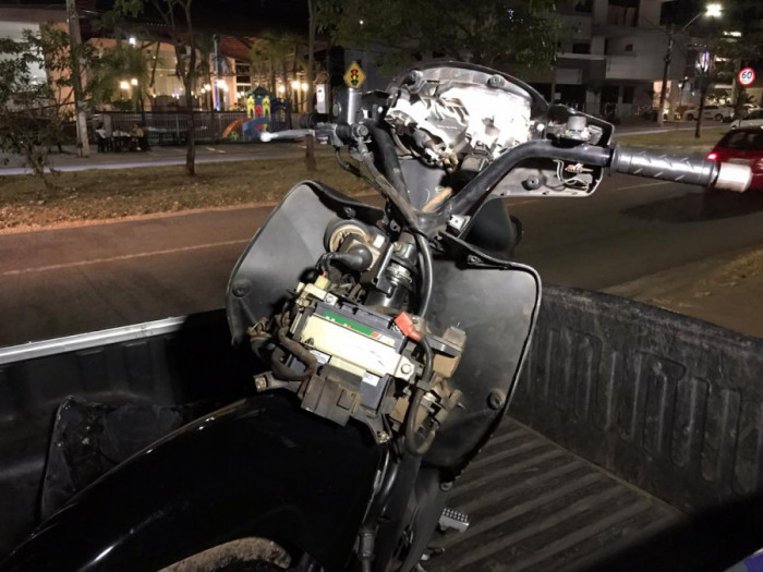 Moto de posse com o suspeito já estava sendo depenada. 