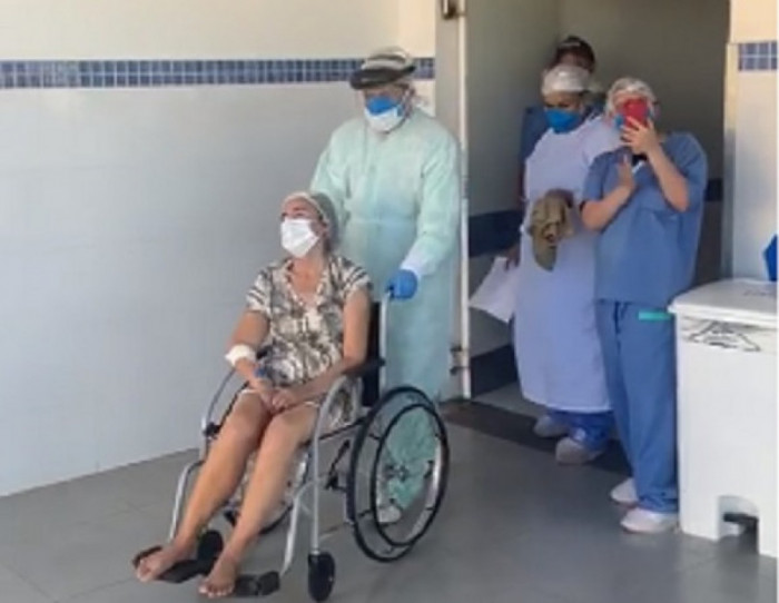 Angelina Macedo de Farias, de 60 anos, saindo do Hospital 