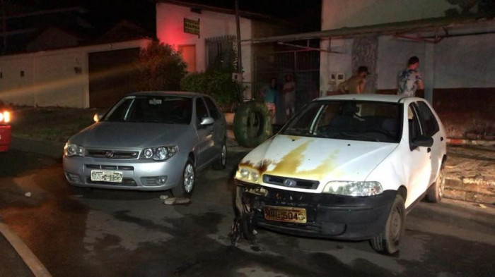 Dois veículos foram atingidos pelas chamas.