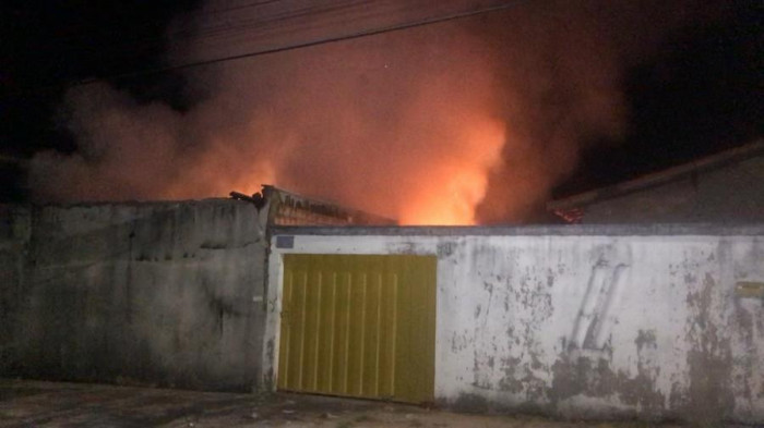 Incêndio ocorreu no depósito de uma oficina no Setor Itapuã.