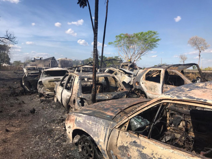 Véiculos destruídos pelo fogo no pátio da PRF em Araguaína