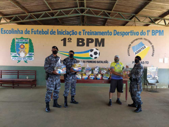 Doação aos alunos da Escolinha de Futebol do 1º Batalhão da PM.  Foto: Divulgação/PMTO