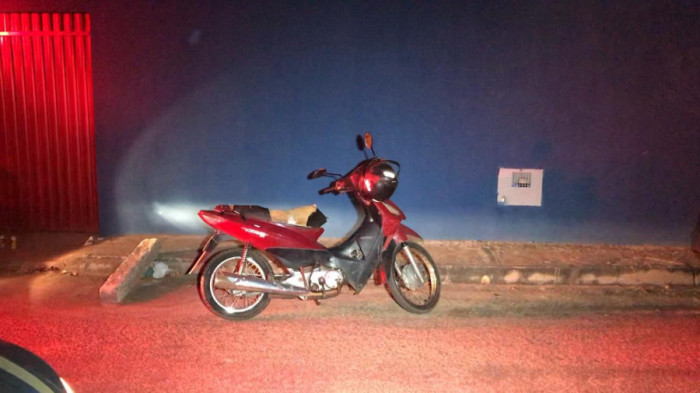 Os criminosos pretendiam roubar uma moto Honda Biz que estava estacionada na frente da casa.