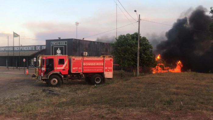 Bombeiros combatem as chamas no local. Foto: AN