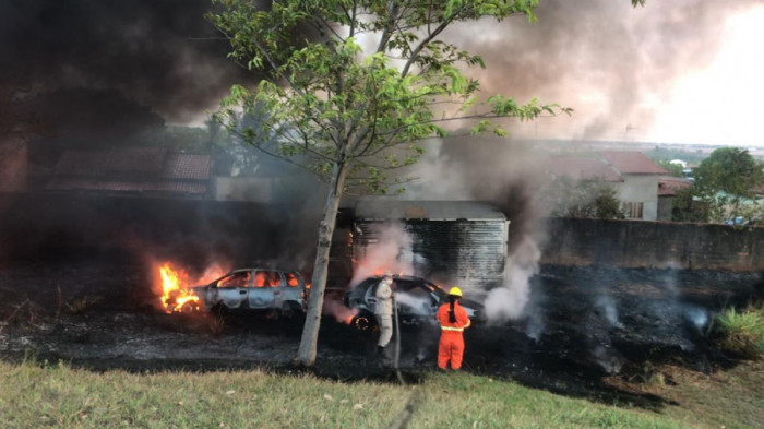 Veículos destruídos pelas chamas. Foto: AN