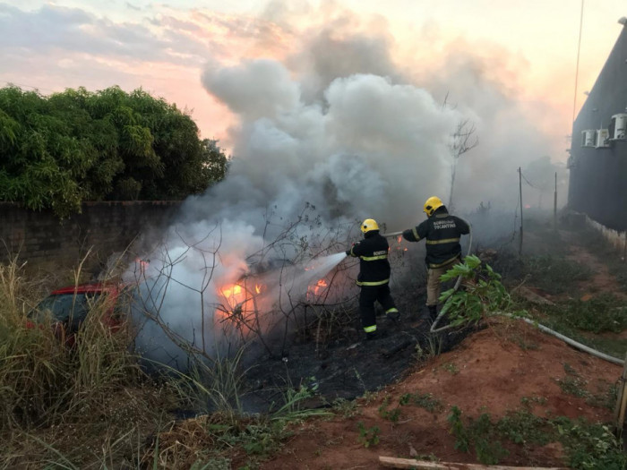 Chamas consumiram carros apreendidos há muito tempo pela polícia. Foto: AN