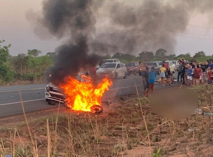 Com o impacto, a vítima foi arremessada para trás do carro. (Foto: Divulgação)