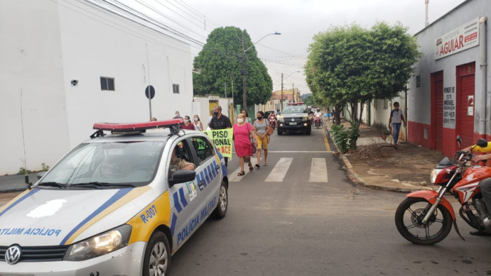 Servidores saem às ruas de Araguaína para cobrar cumprimento da lei do piso de agentes de saúde e de endemia. 