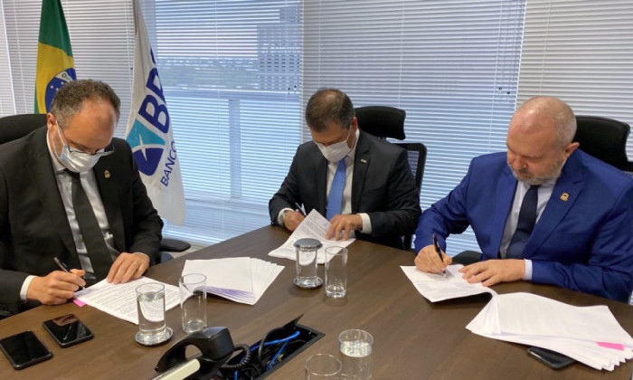Carlesse e o presidente do BRB, Paulo Henrique, assinam contrato de R$ 149 milhões