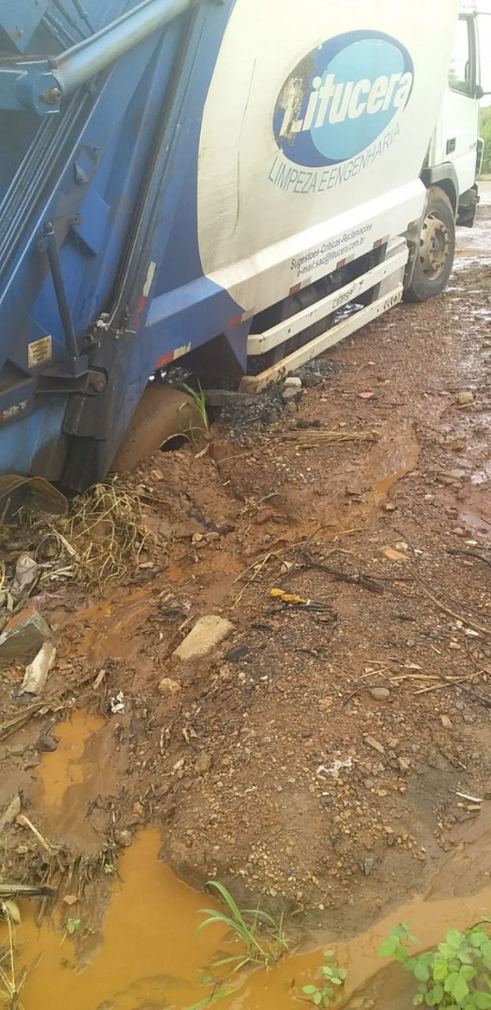 Caminhão de lixo atolado em rua do Setor Monte Sinai.
